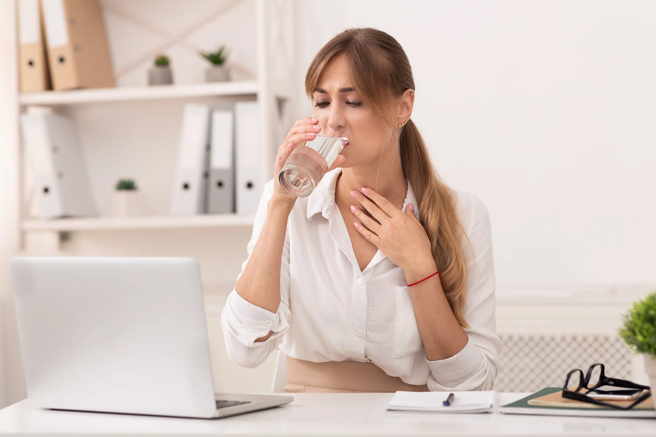 인후염-통증으로-물을-마시는-여성