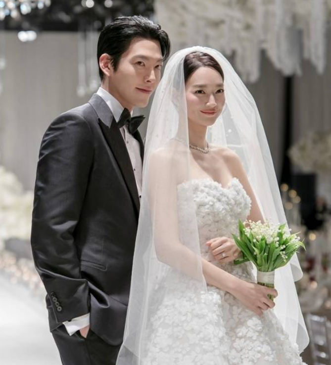 김우빈 신민아 기부