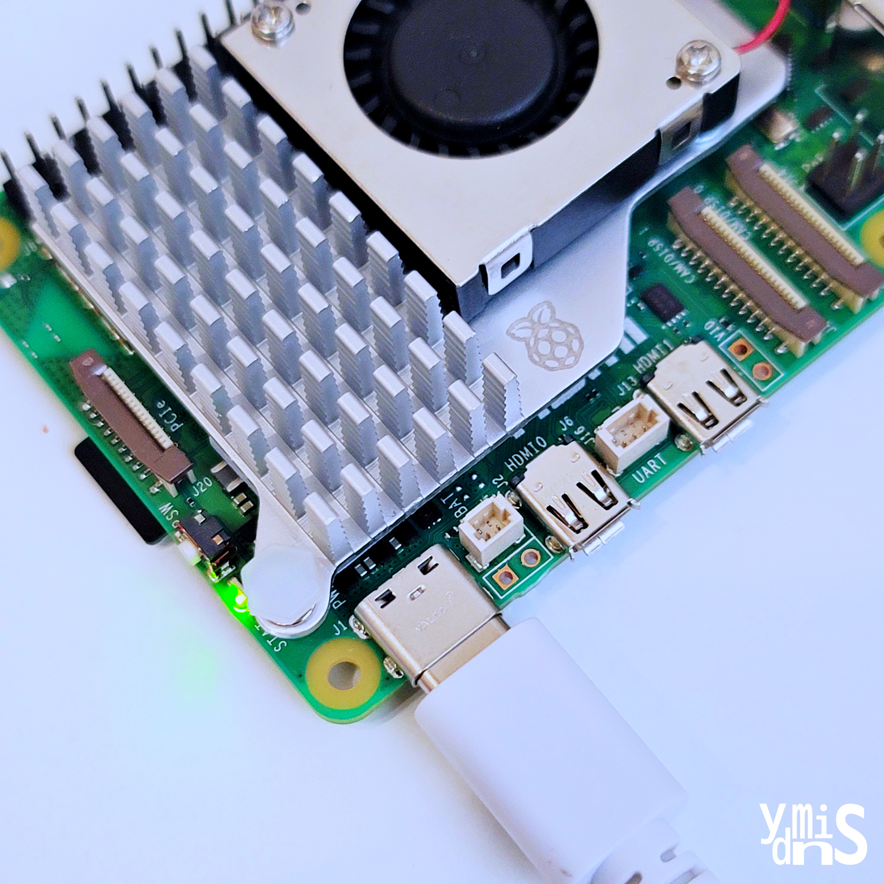 Personal Server Build - Raspberry Pi Initial Booting - 라즈베리파과 C 타입 케이블이 연결된 모습이다.