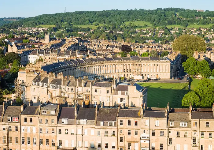 영국 바스(Bath)에 위치한 로열 크레센트(The Royal Crescent)