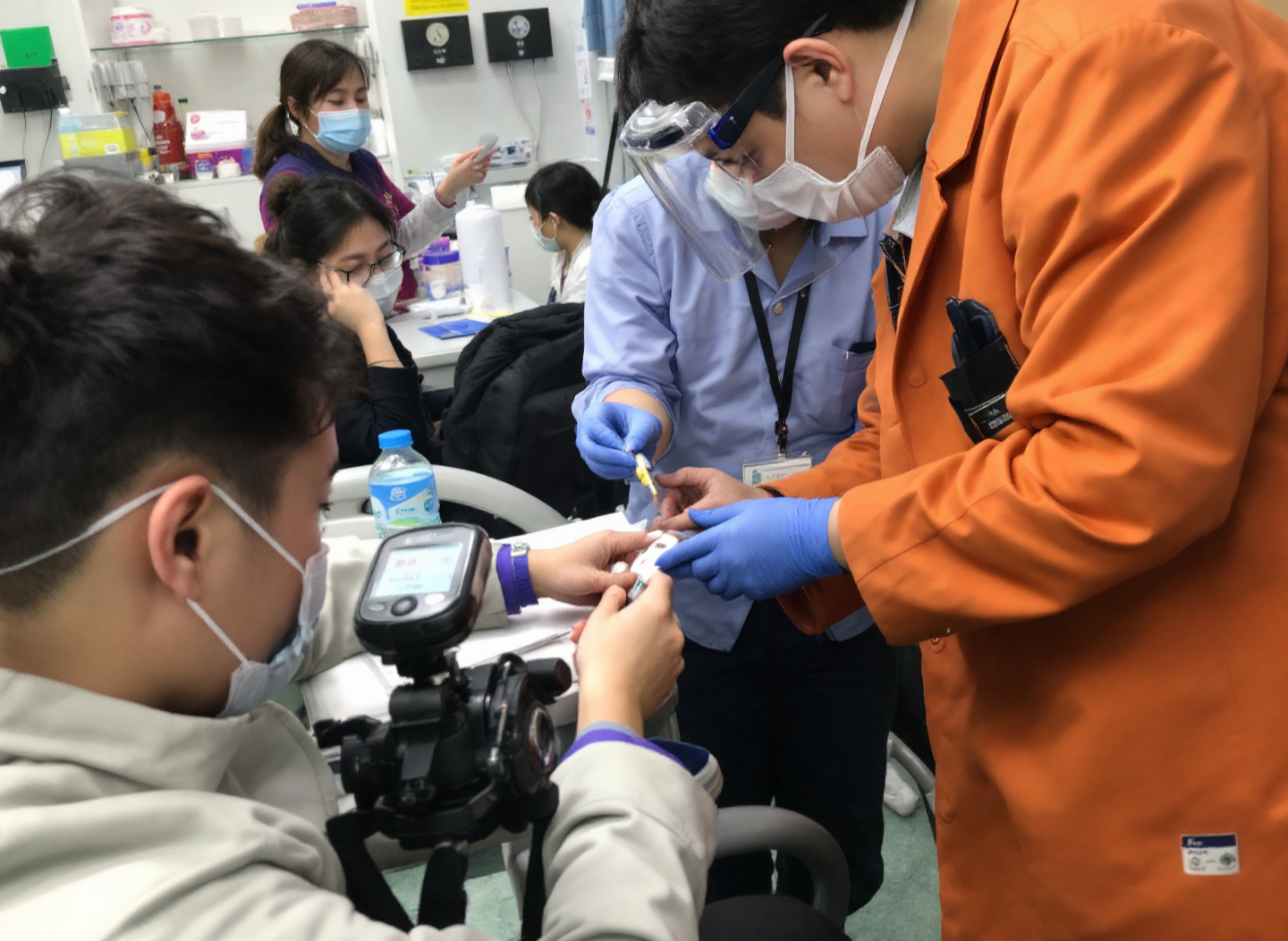 혈당 조사를 하고 있는 사진