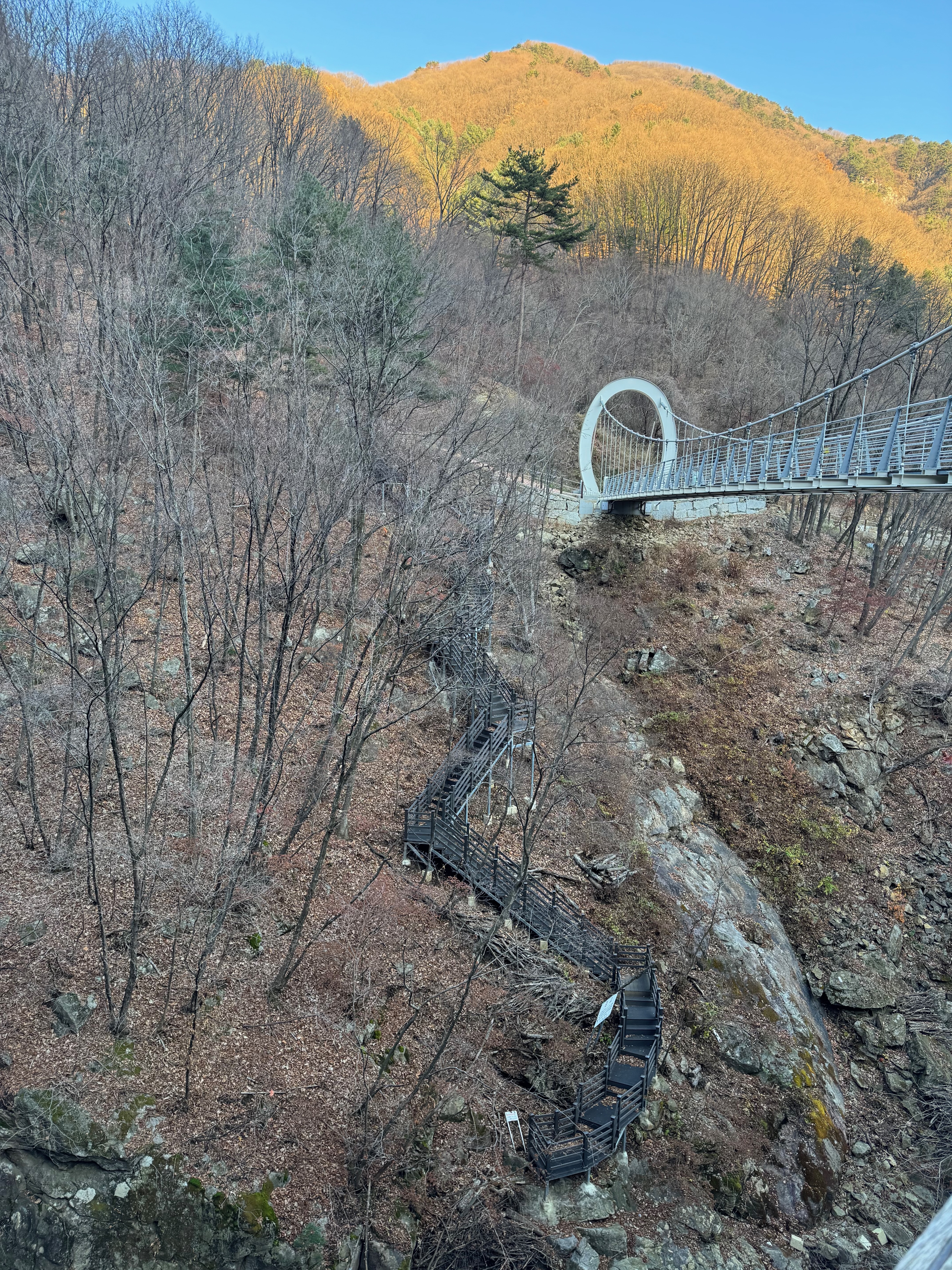 명지산 하늘다리 아래 내려가는 길