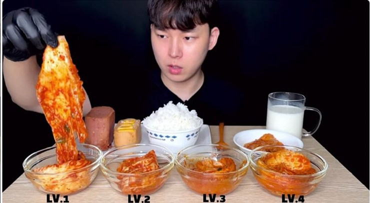 매운김치-먹기