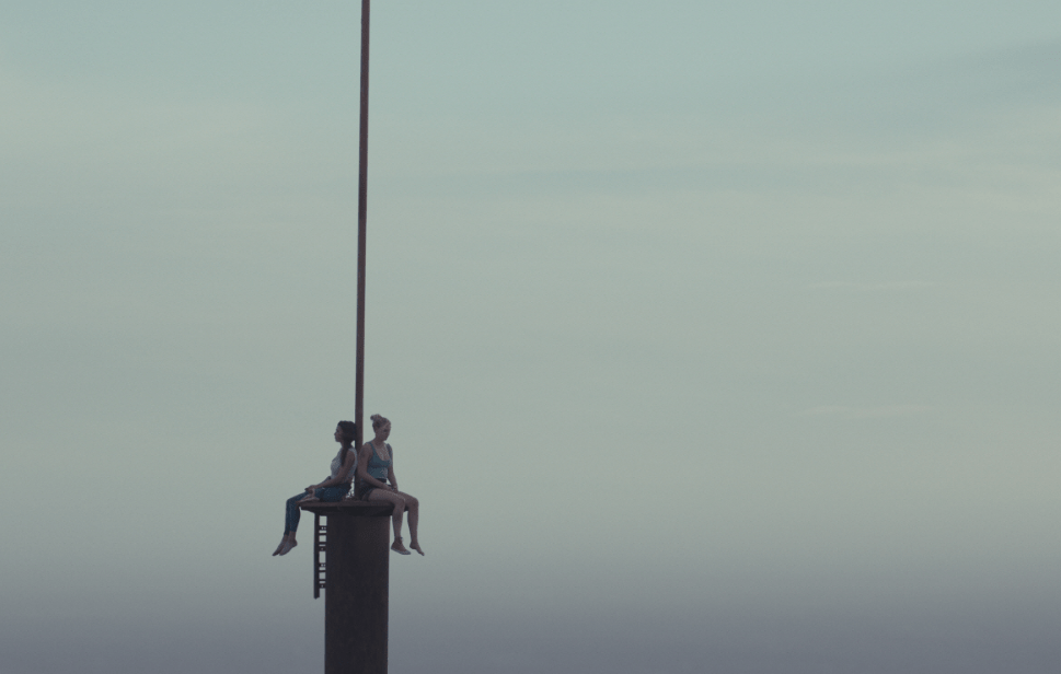 앉아-있는-2명의-배우