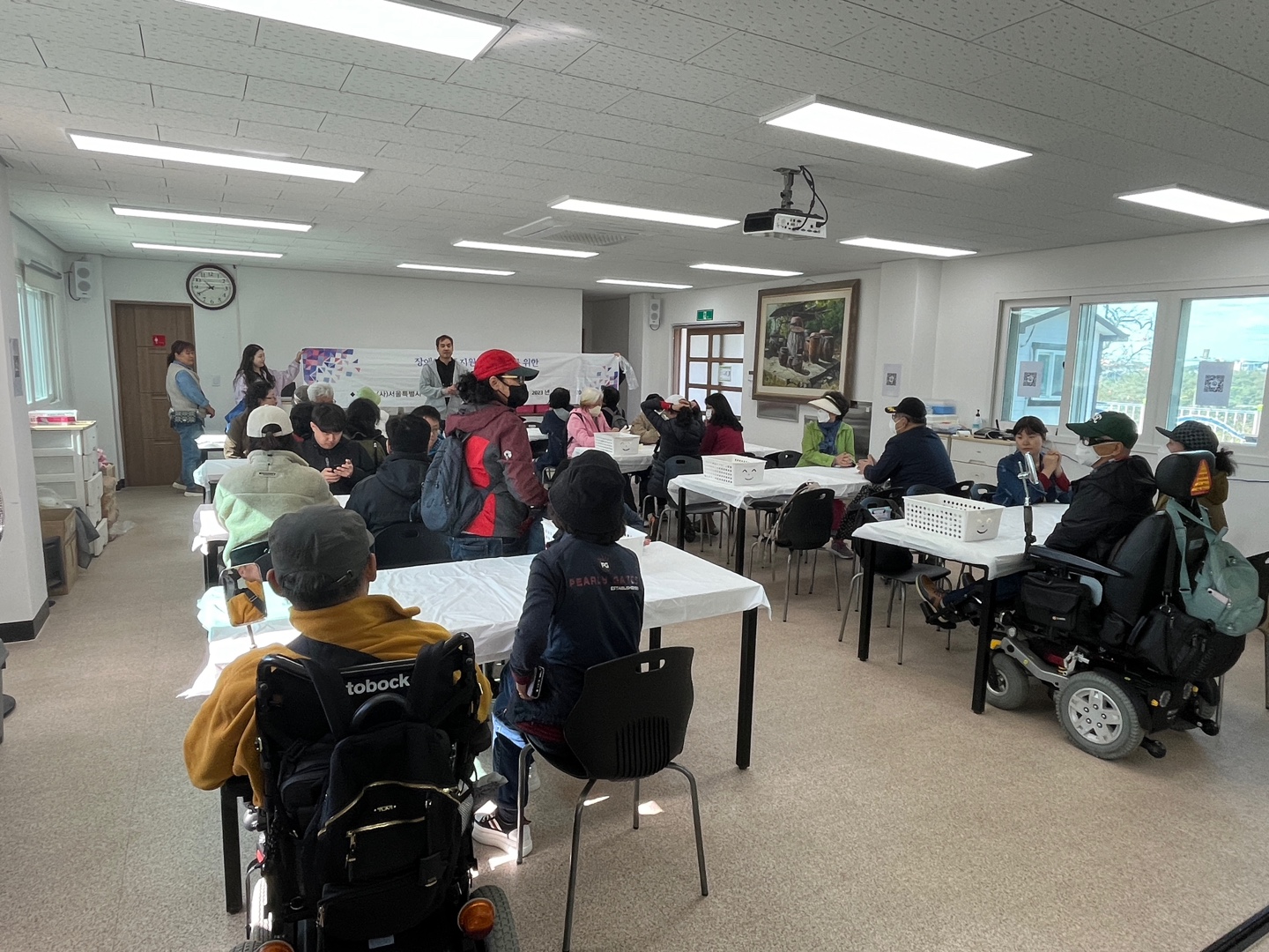 이미지설명: 이용인 교육을 진행중인 모습