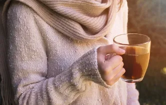 따뜻한 음료 마시기