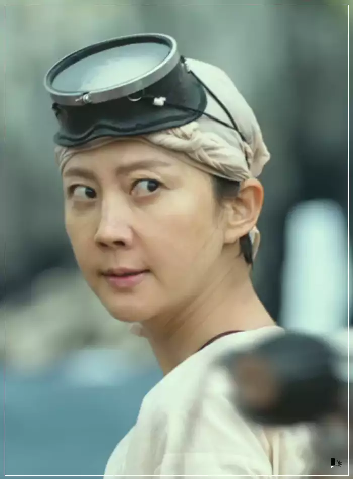 밀수-이장춘을-노려보는-진숙