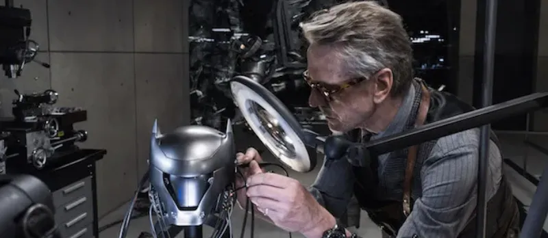 어느 한 건물에서 무언가를 만들고 있는 알프레드 페니워스