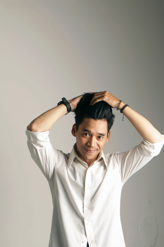 머리 쓸어 올리는 남자