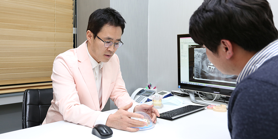 20년 이상 임상 경험을 가진 숙련된 의료진의 1대1 임플란트 맞춤 상담