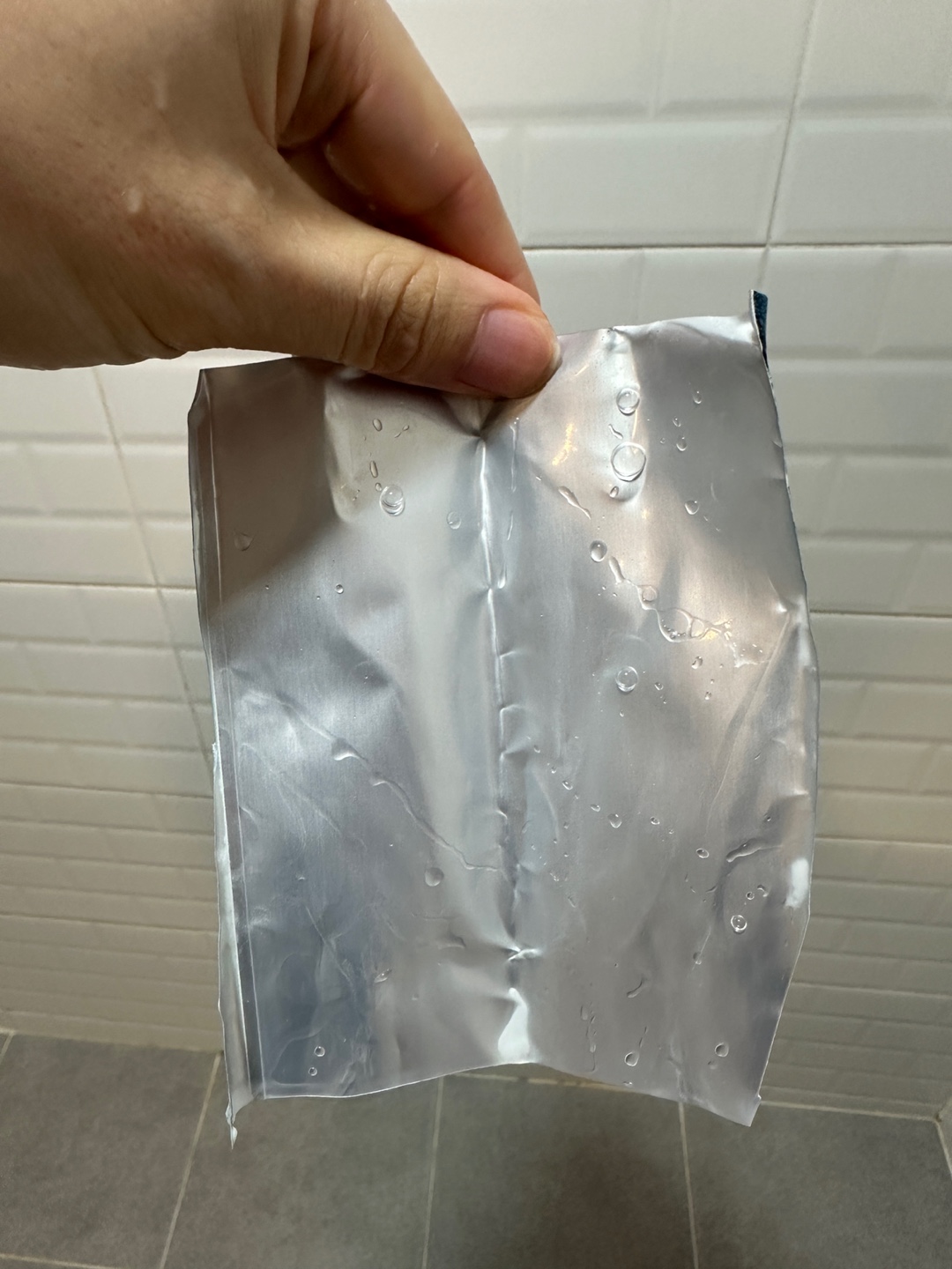 치약 튜브를 세척한 사진