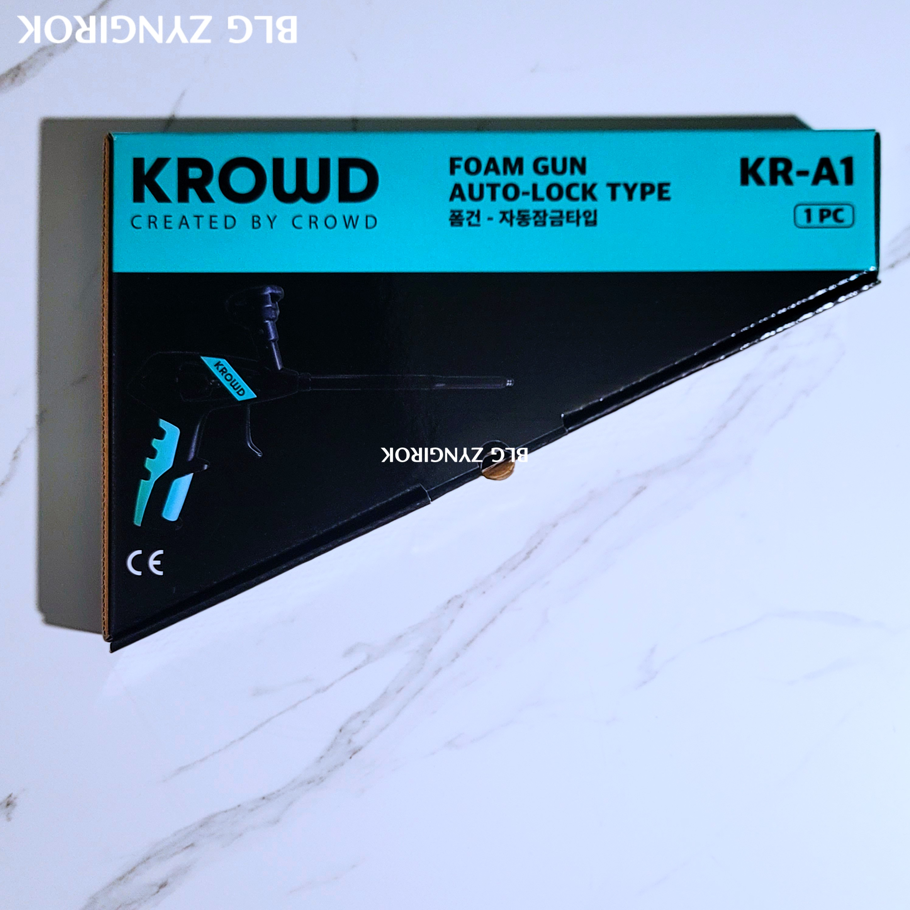 KROWD-폼건-상자-앞면이-보이게-테이블-위에-놓여있다.