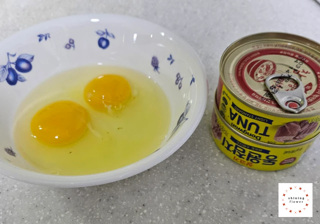 참치전-재료준비-계란2개-참치캔2개