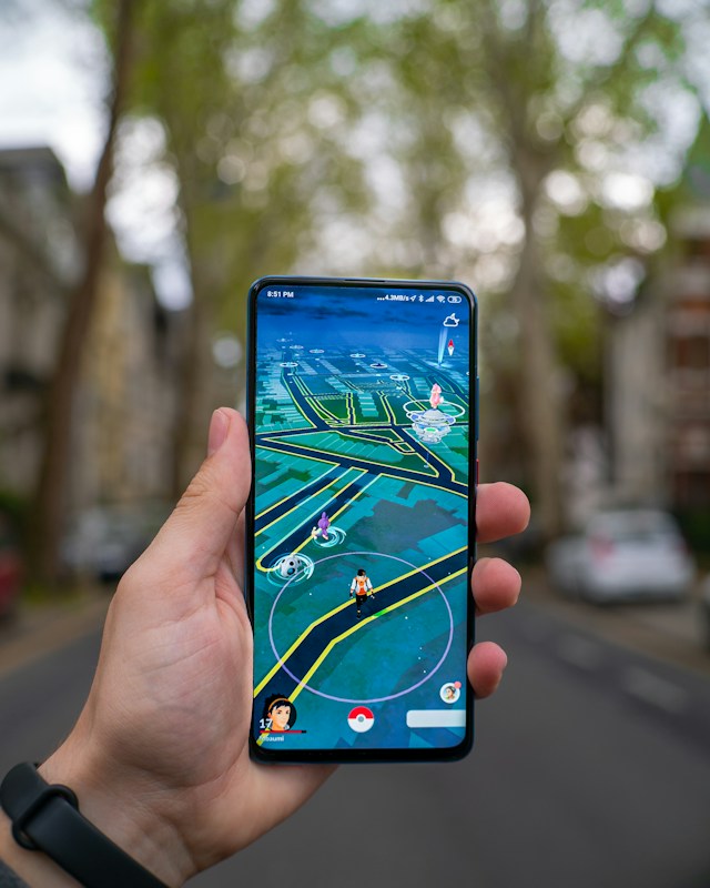 한 남성이 포켓몬 고를 켜고 걷고 있다
