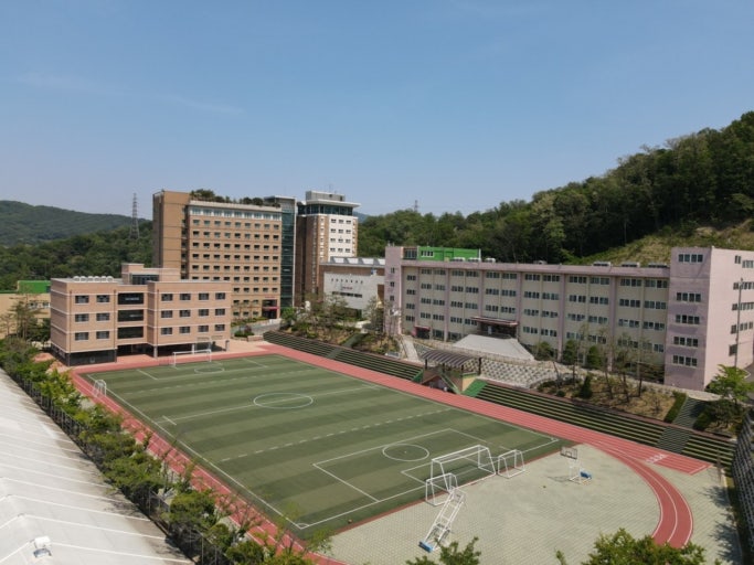 외고 진학 성공 전략과 학기별 학생부 평가 기준을 상징하는 깔끔한 학교 캠퍼스 전경 이미지