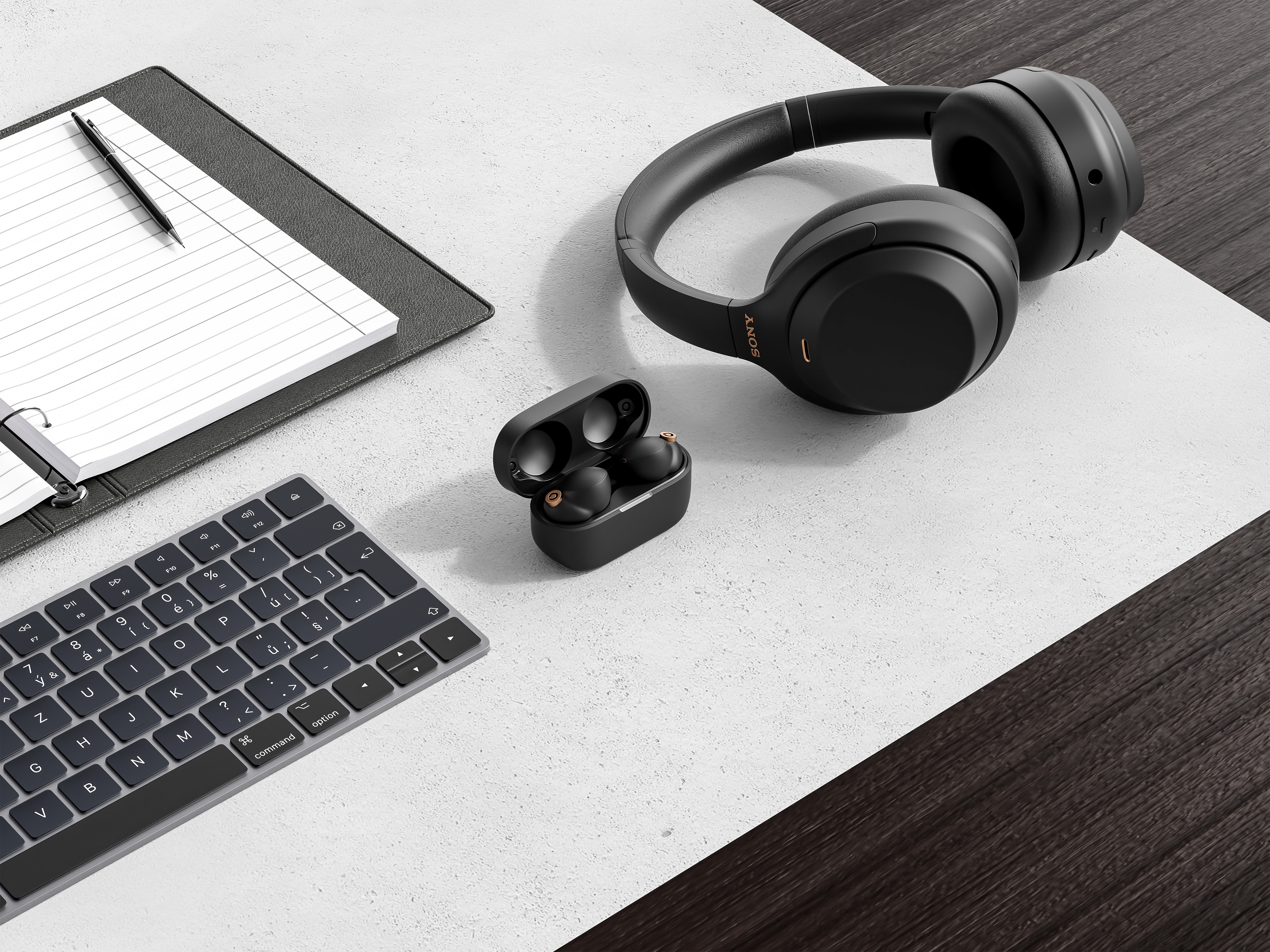 책상 위 소니 이어폰WF-1000XM4와 소니 헤드폰 WH-1000XM4가 놓여져 있는 모습