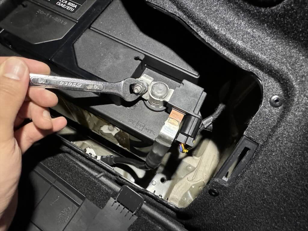 (-)극-너트-장착하는-모습