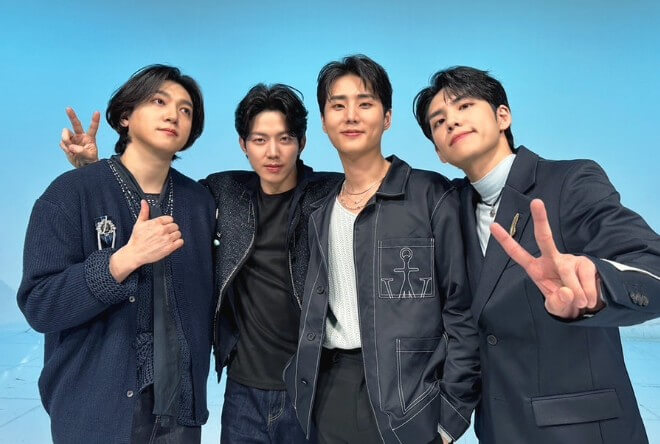 day6-welcome-to-the-show-멤버들이-나란히-서서-포즈를-취하고-있는-사진