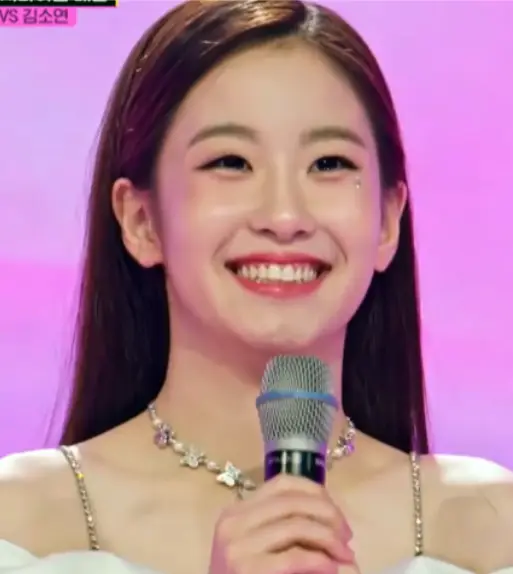 미스트롯3-마이크를 두손으로 든채 머리를 길게 늘어뜨린 오유진