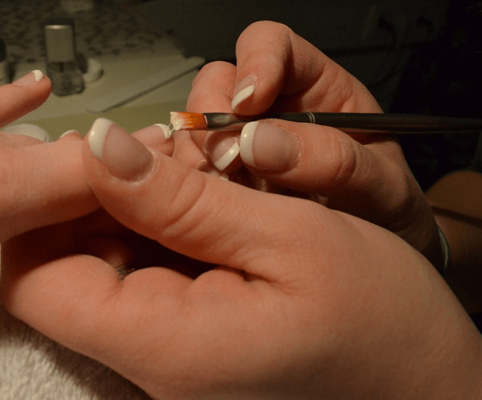 부분적으로 매니큐어를 칠하는 모습 자주 관리하면 손톱이 잘 부러지는 이유가 될 수 있다