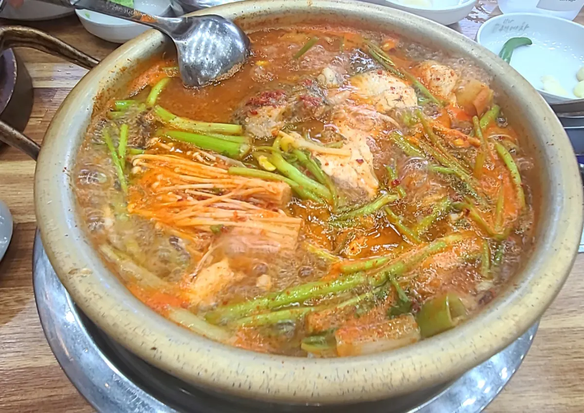 양은냄비에-끊고있는-생선매운탕