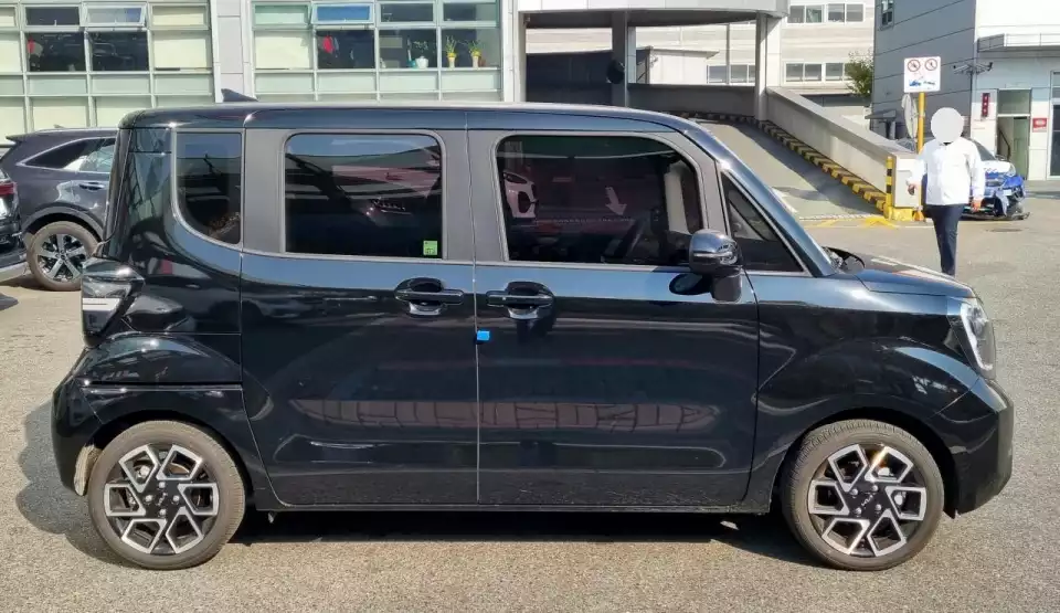 더 뉴 레이의 옆모습입니다.