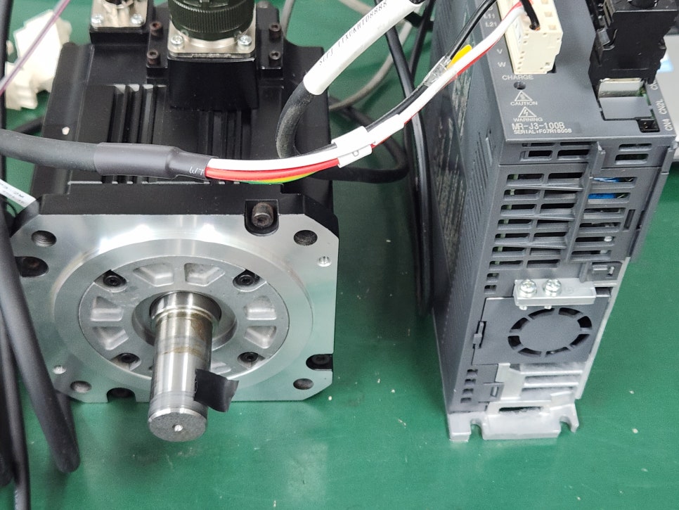 미쓰비시(MITSUBISHI) 서보드라이버 MR-J3-100B ✅ IGBT 및 보호소자 교체
✅ 냉각팬 및 내부 방열 구조 정비
✅ 파워보드 및 제어회로 전체 점검
✅ 알람 초기화 후 동작 테스트
✅ 부하 테스트 및 반복 운전 테스트
수리 과정 by 메트영남