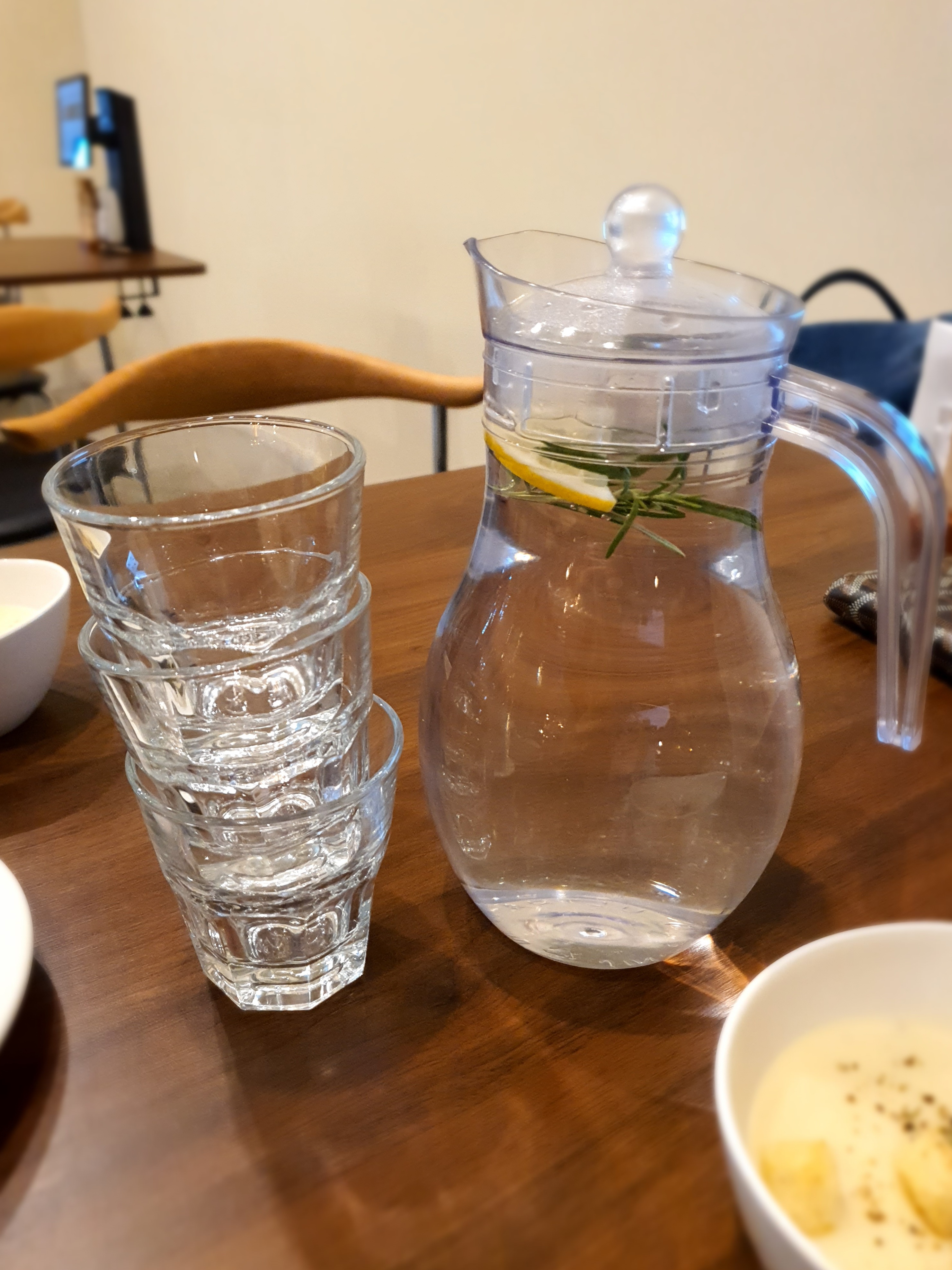 물은-레몬물이-제공됩니다.