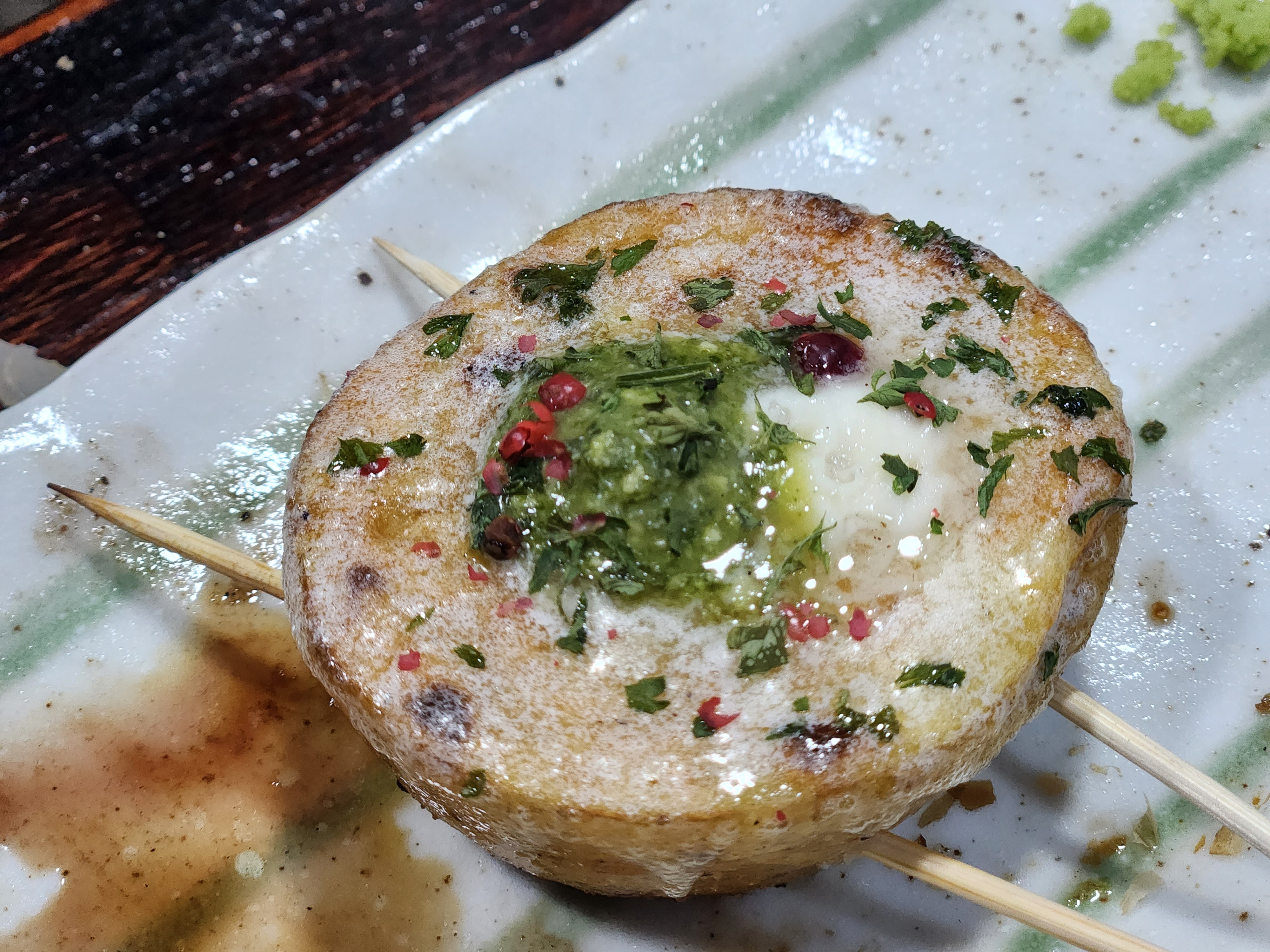 부드러운 식감의 감자 요리에 고소한 소스를 올린 메뉴