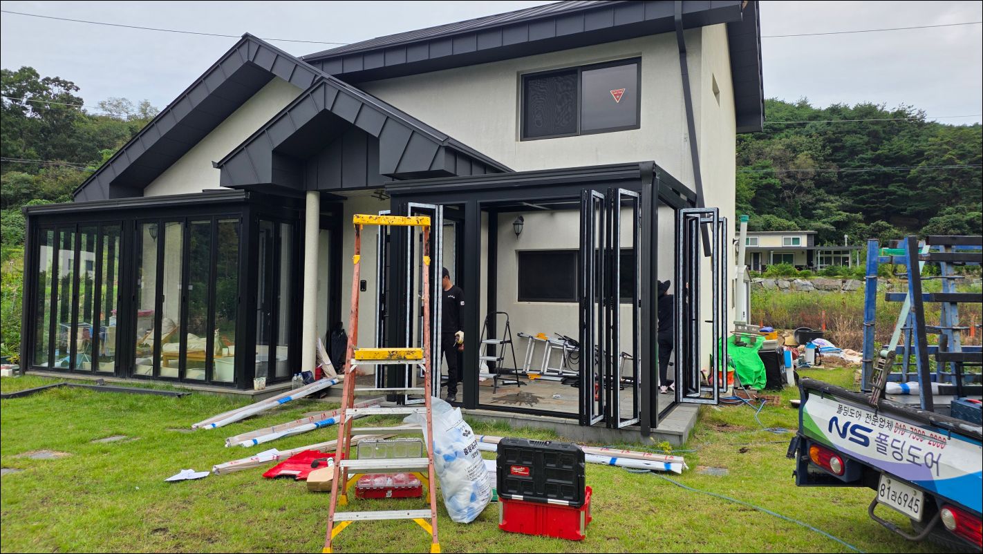 썬룸 시공하는 모습