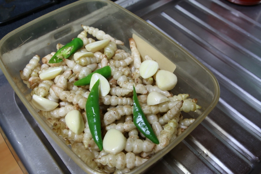 손질한 초석잠과 재료