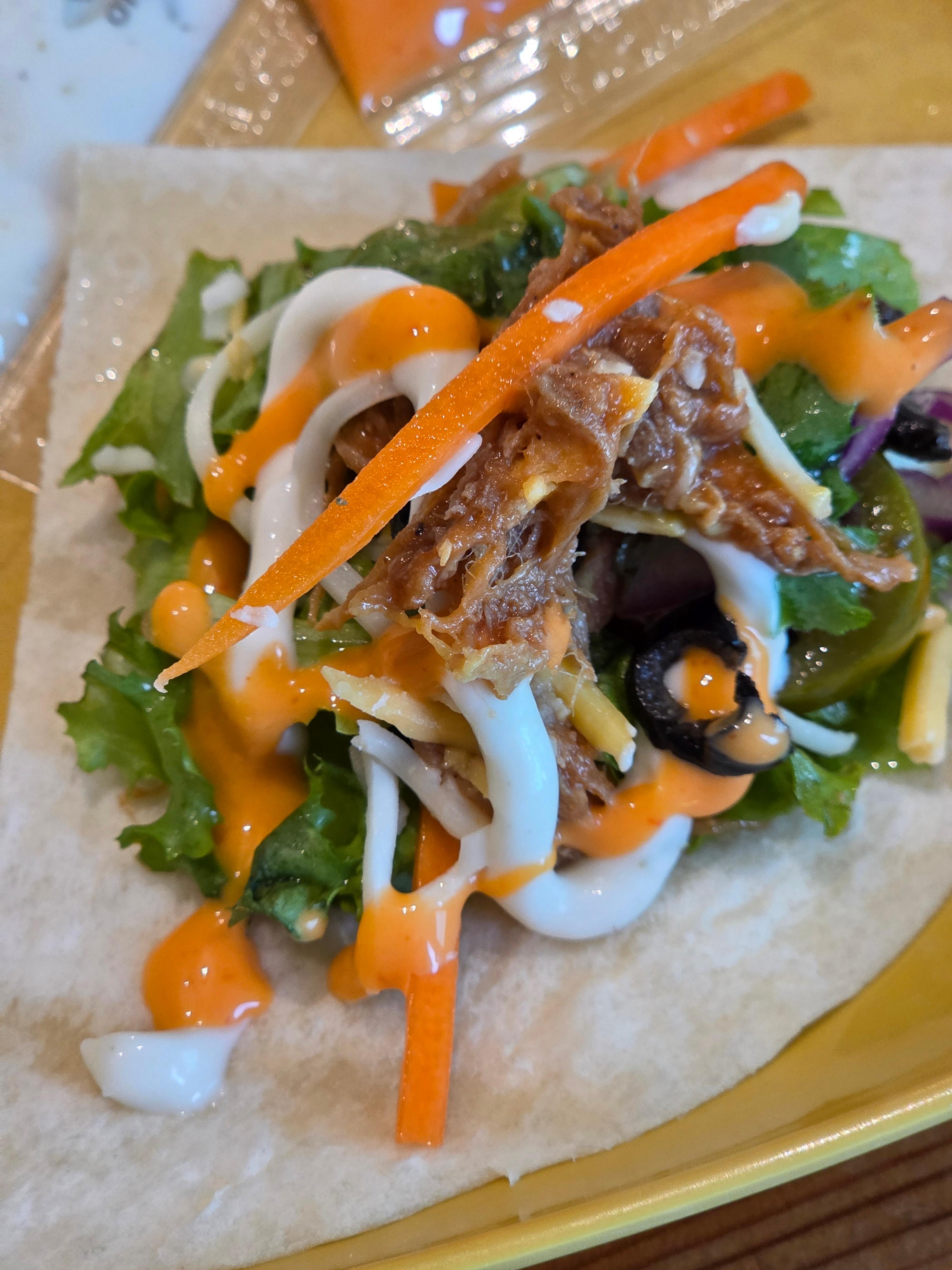 GS25 풀드포크 타코 샐러드 또띠아에 채소와 고기 소스를 얹어 먹는 한입 타코 형태