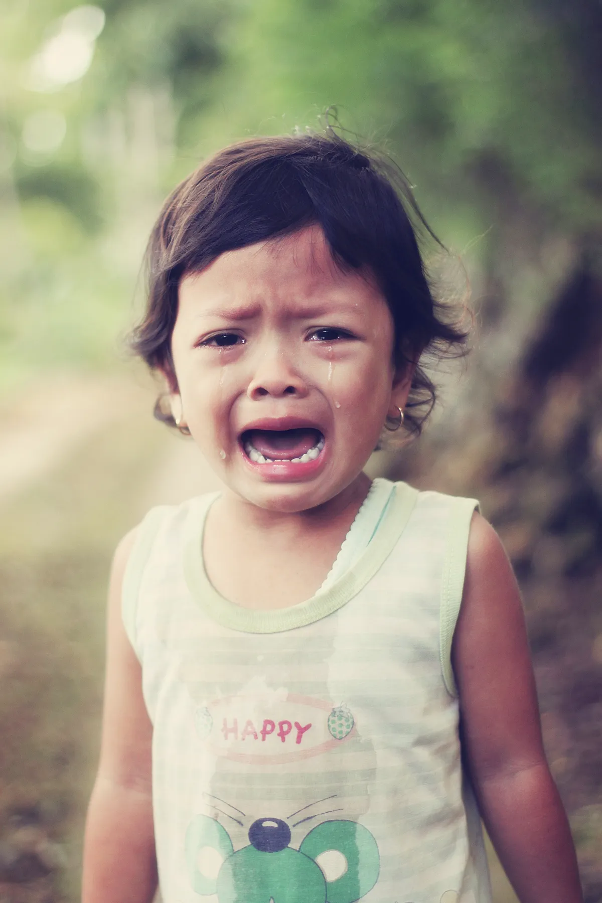 눈물-흘리며-우는-아이