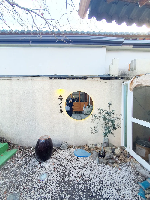 훌림목-카페-실외-거울