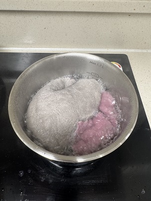 냄비에 행주를 삶는 모습