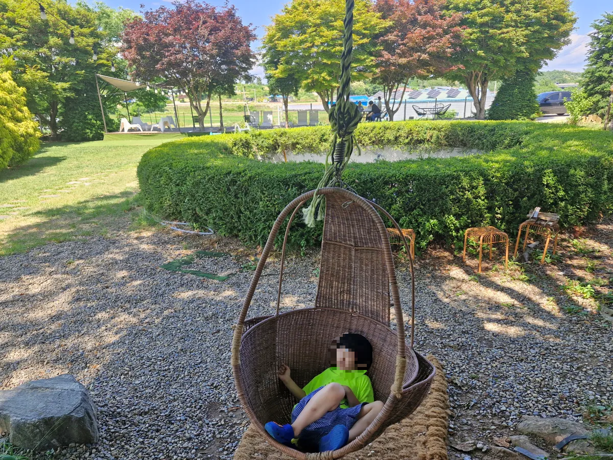 흔들의자를-타고있는-아이