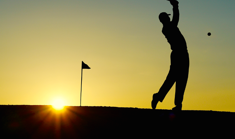 날아가는 골프공