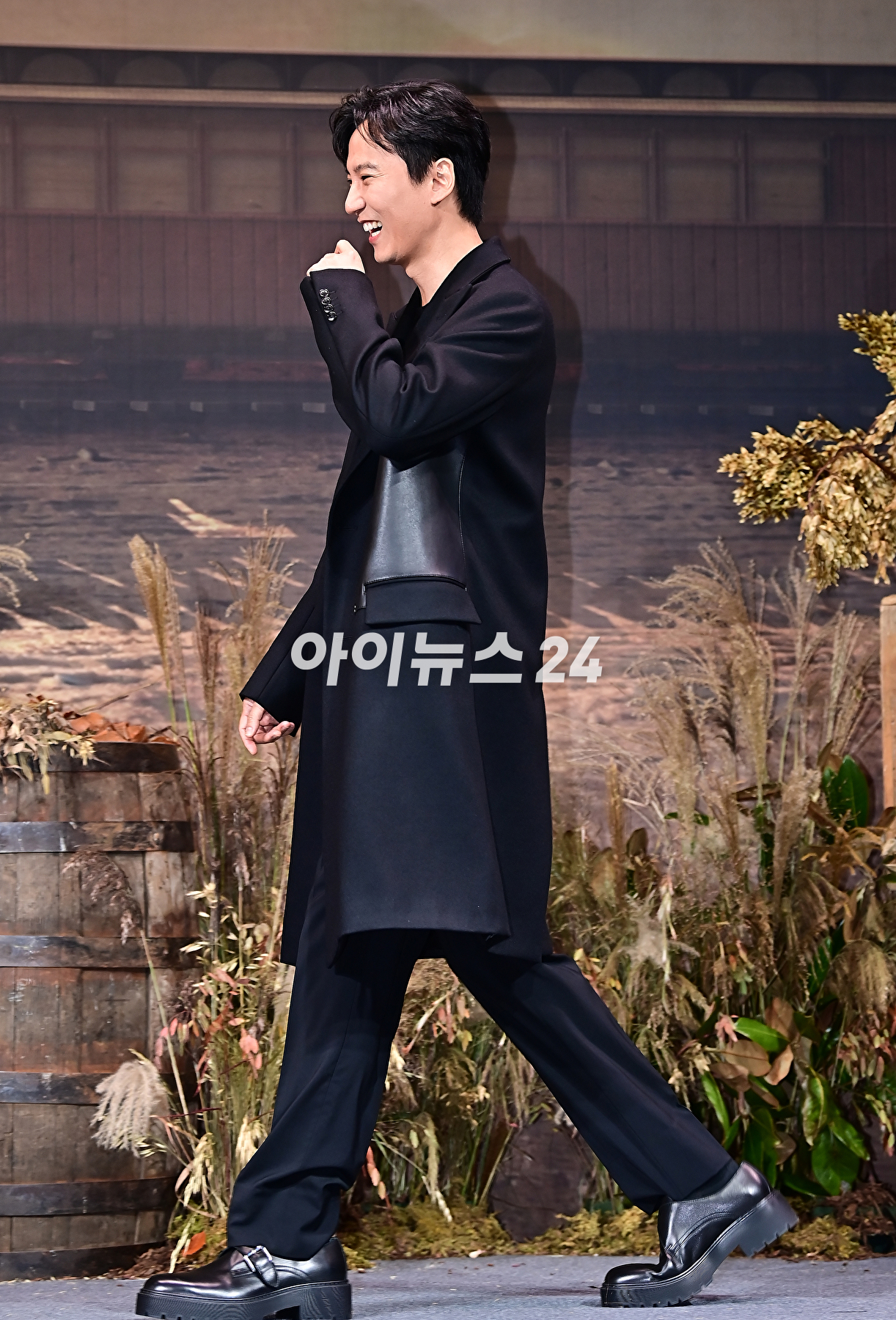 배우 김남길이 19일 오전 서울 중구 엠배서더 서울 풀만에서 열린 넷플릭스 '도적: 칼의 소리' 제작발표회에서 포토타임을 갖고 있다. [사진=곽영래 기자]