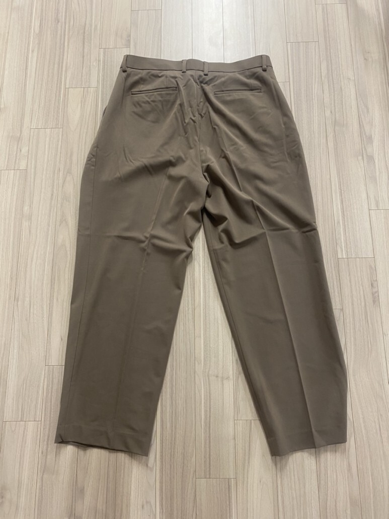 무신사 무신사스탠다드 쓰리턱 세미 벌룬 슬랙스[더스티 베이지]