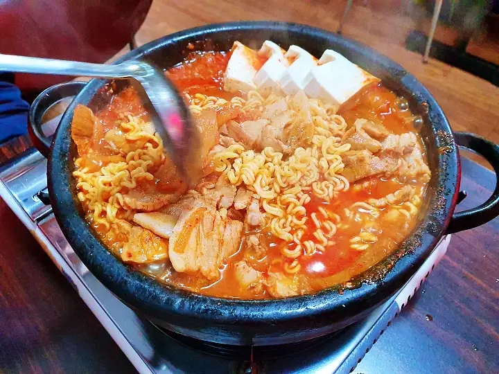 공덕동 식당 돌판 돼지 김치찜 삼겹살 고등어 김치찜 맛있으면 0칼로리 맛집 추천
