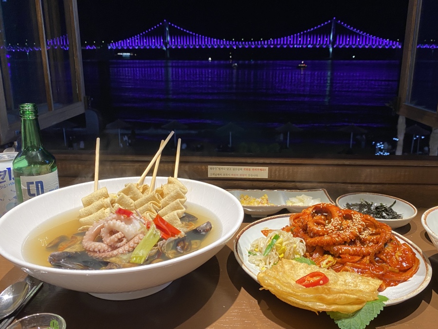 광안대교 야경이 보이는 창가석에서 낙지볶음과 오뎅탕을 즐길 수 있는 광안대교뷰 맛집 고낙온