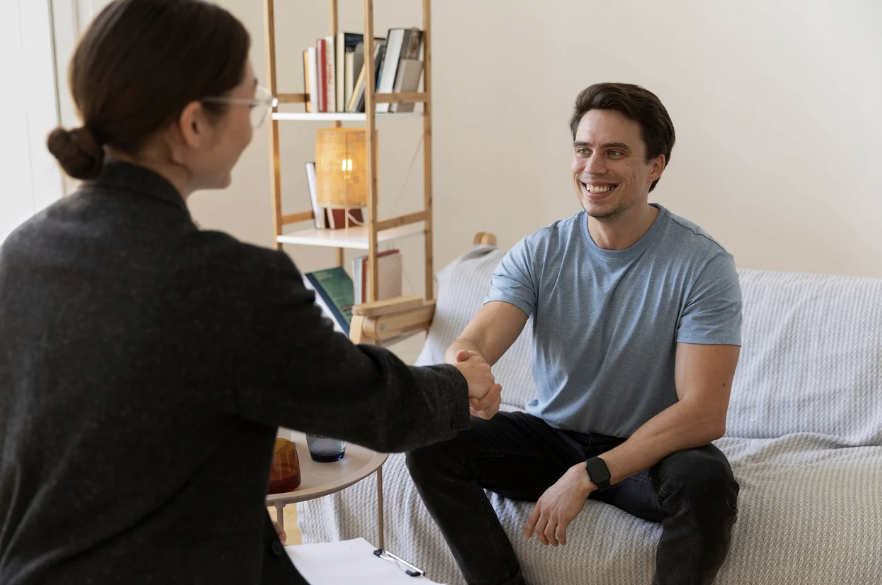 갈등 없이 부탁하는 대화로 악수하는 장면