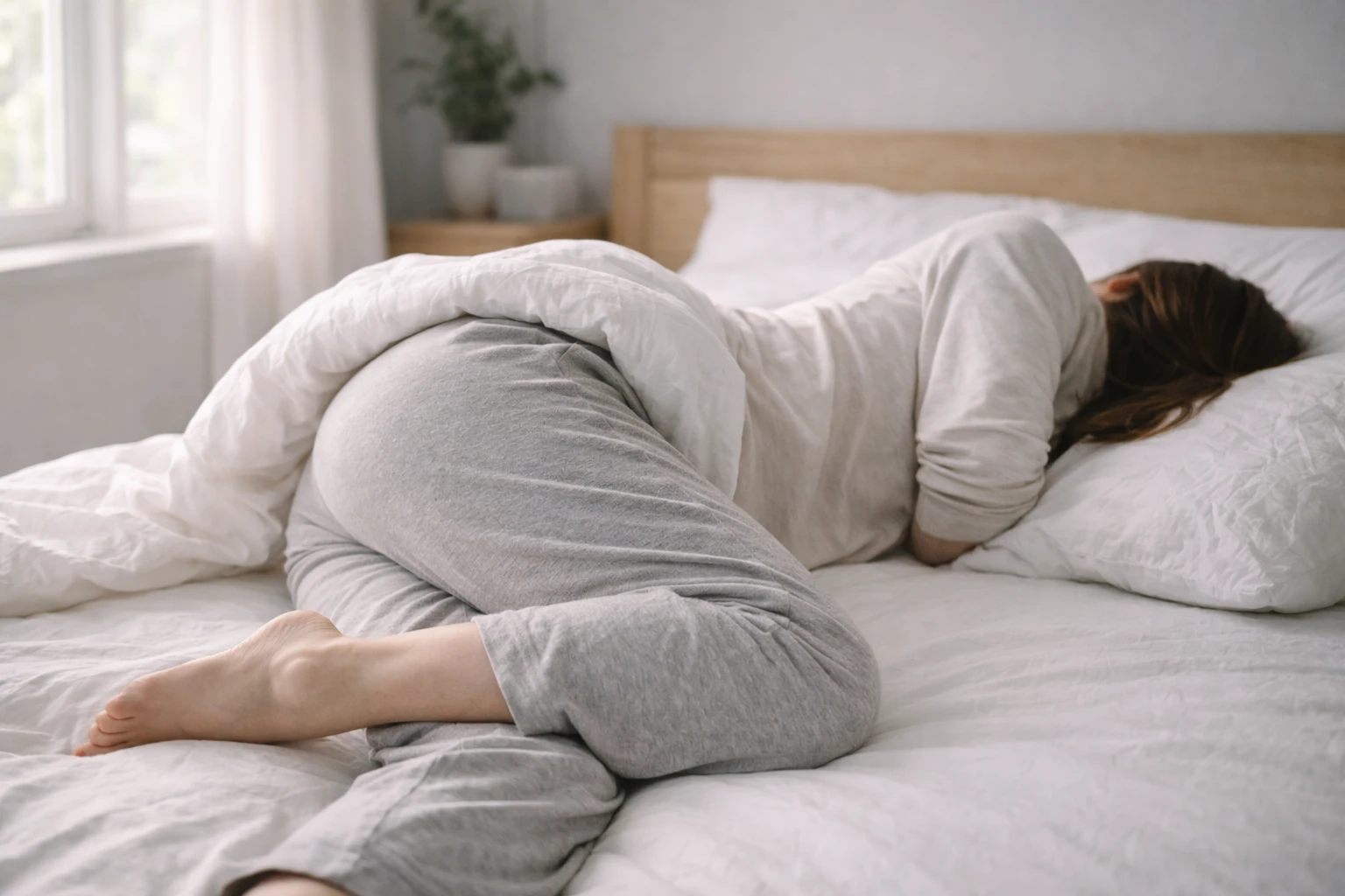 아침에 허리가 유난히 뻣뻣한 이유&amp;#44; 잠자는 자세만의 문제일까