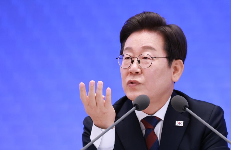 이재명 대통령이 3일 청와대 영빈관에서 열린 '대통령의 30일, 언론이 묻고 국민에게 답하다' 기자회견에서 출입기자들 질문에 답변하고 있다.