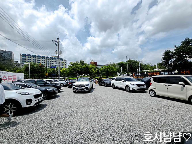 몽촌토성 보리밥손칼국수 차가 빼곡하게 있는 주차장 모습
