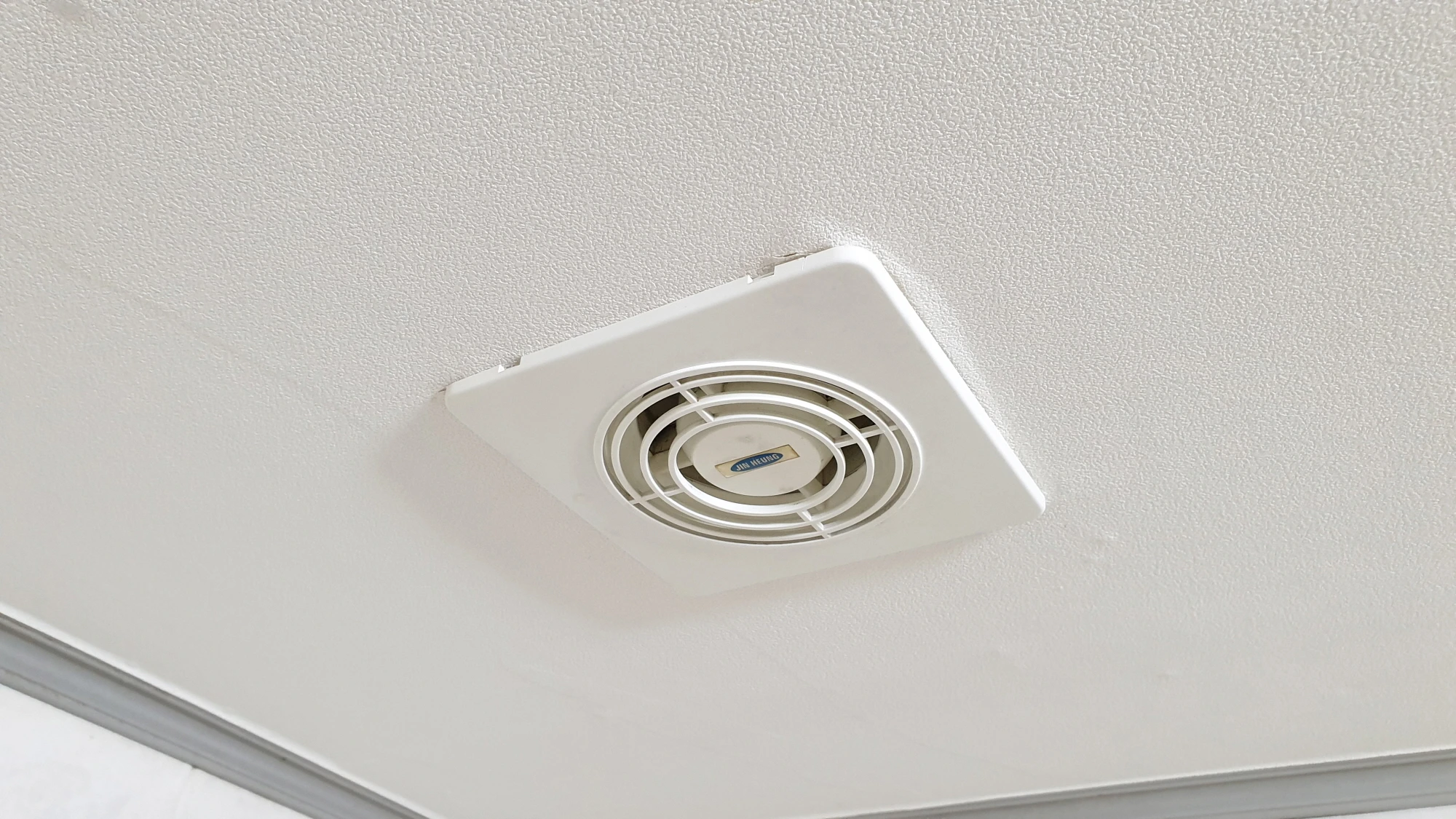 욕실 환풍기 청소 완료 모습