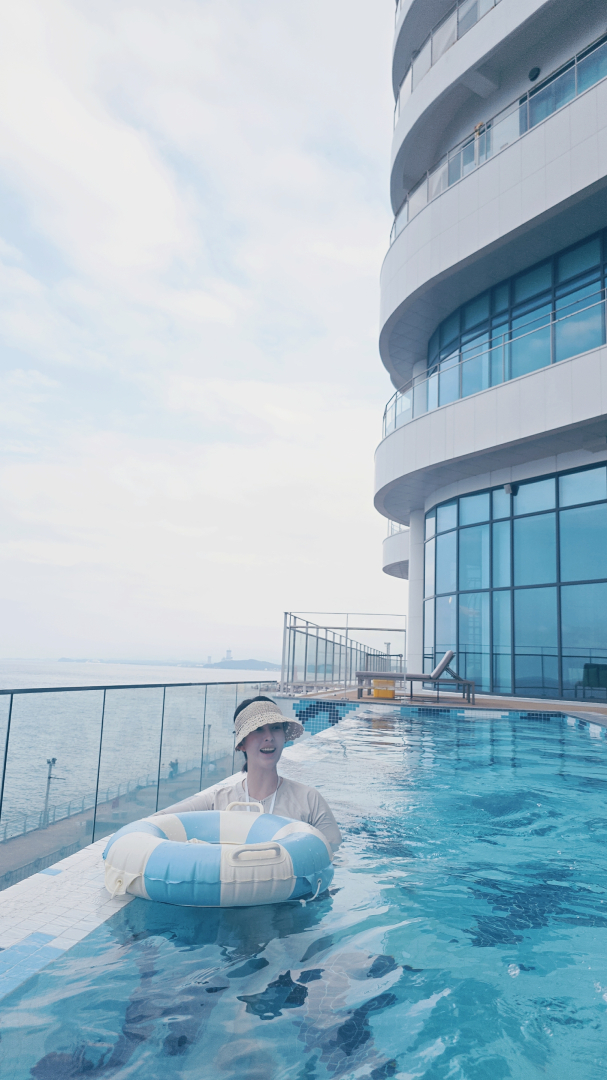 아내가 인피니티 풀에서 바다를 전망으로 찍은 사진