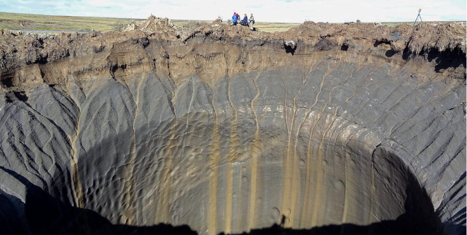 시베리아 영구동토층에서 발생한 메탄 폭발 크레이터, 기후변화와 동토 해빙의 영향으로 형성된 자연 분화구