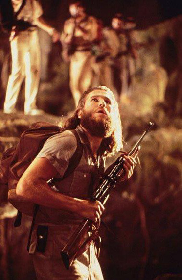 총을 들고 위를 바라보는 남자