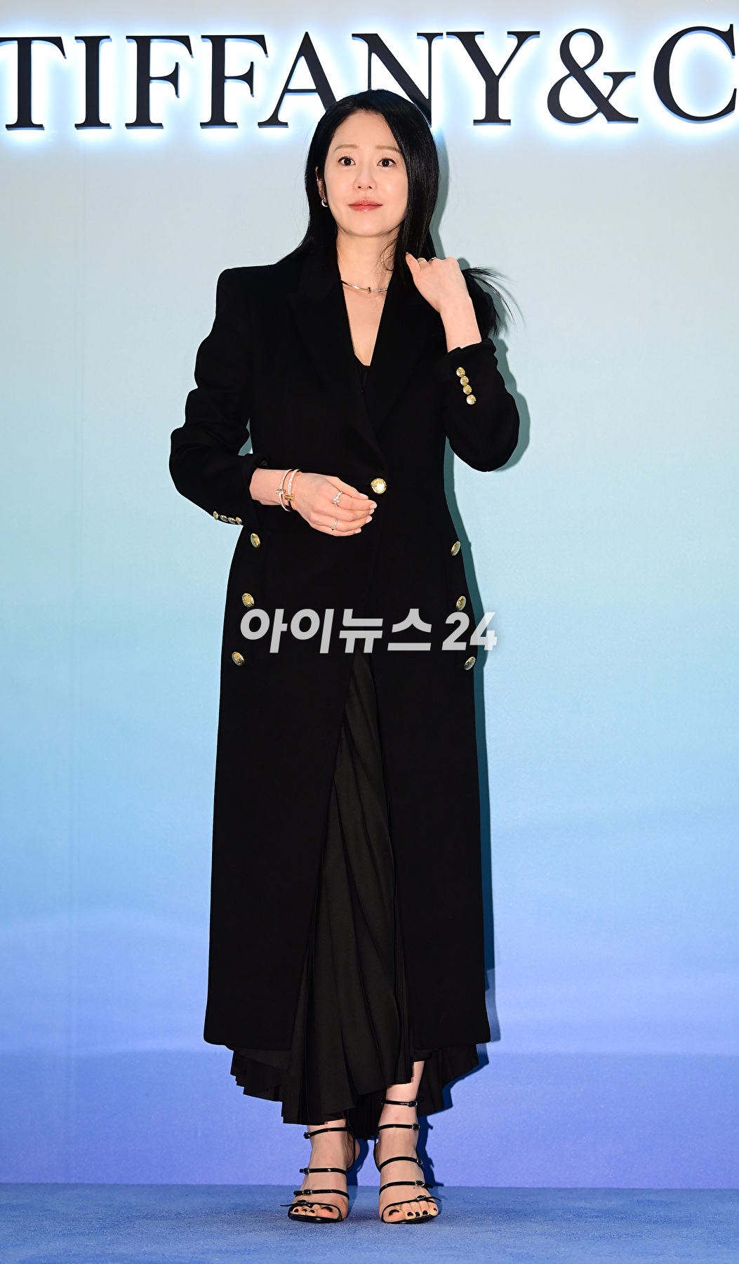 배우 고현정이 14일 서울 잠실 롯데월드타워몰에서 열린 한 주얼리 브랜드 팝업 스토어 행사에 참석하고 있다. [사진=정소희 기자]